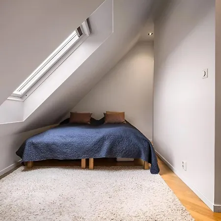 Bright Top-Floor Apartment With Sea View شقة