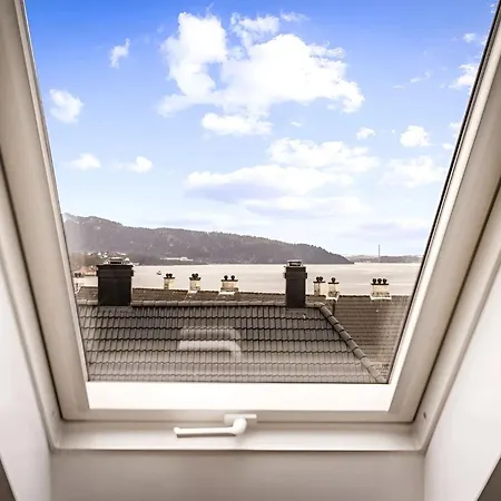 Bright Top-Floor Apartment With Sea View شقة