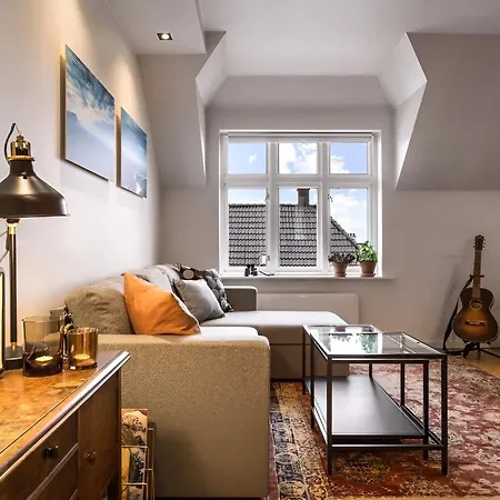 Bright Top-Floor Apartment With Sea View *