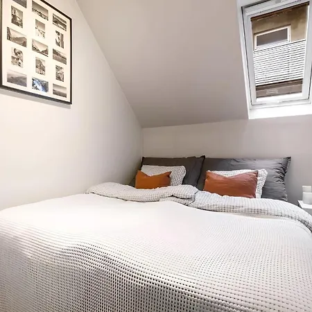 Bright Top-Floor Apartment With Sea View شقة *