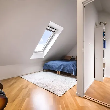 Bright Top-Floor Apartment With Sea View *