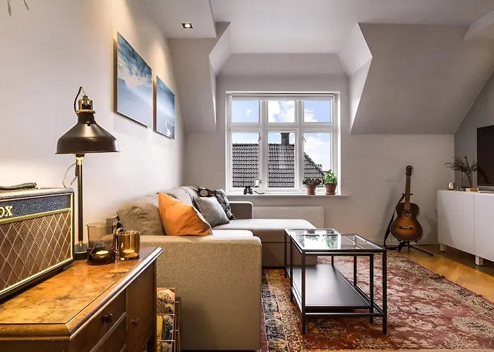 Bright Top-Floor Apartment With Sea View *