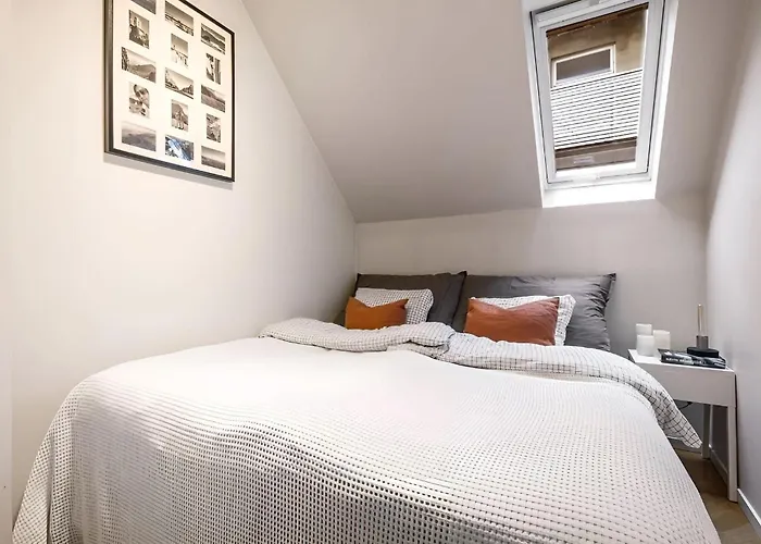 Bright Top-Floor Apartment With Sea View 아파트 *